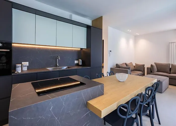 Luxury Jacuzzi Diana Apartment